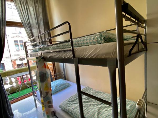 Ametyst Hostel : photo 1 de la chambre chambre lits jumeaux avec salle de bains commune