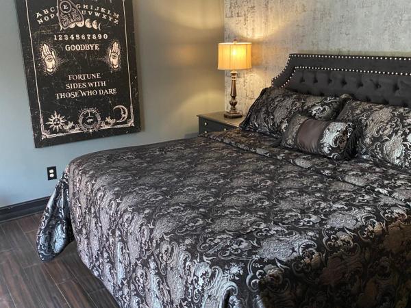 Phantom History House - All Four Guest Rooms : photo 2 de la chambre chambre familiale