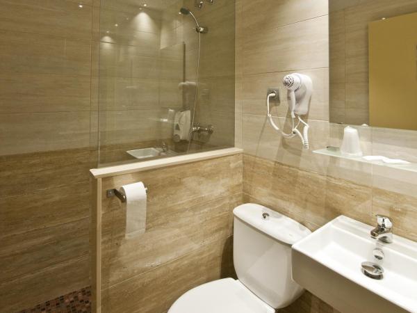 Hostal Barcelona : photo 3 de la chambre chambre double ou lits jumeaux avec salle de bains privative