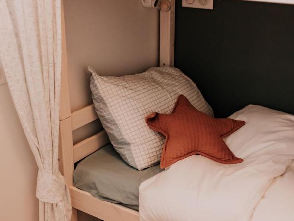 Chez Brens - Maison d'hôtes à La Hume : photo 6 de la chambre chambre familiale