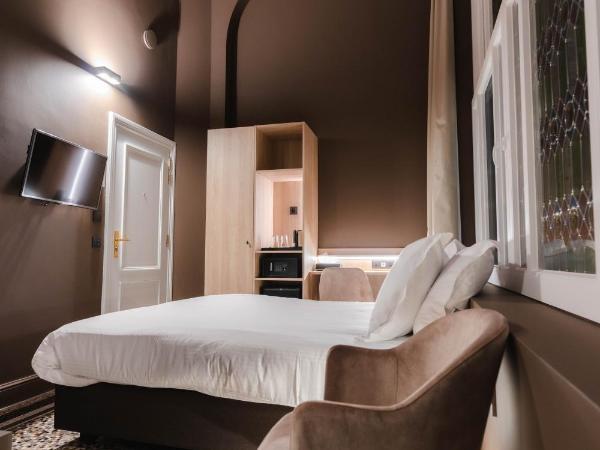 Golden Tree Hotel : photo 3 de la chambre hébergement double confortable avec salle de bains ouverte