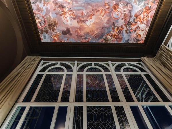 Golden Tree Hotel : photo 4 de la chambre hébergement double confortable avec salle de bains ouverte