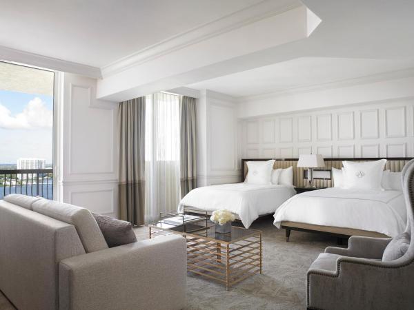 Acqualina Resort and Residences : photo 1 de la chambre hébergement avec 2 lits doubles - vue sur ville - pas de frais de service