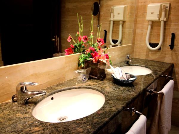 Hotel Conde Ansúrez By Almia Hoteles : photo 6 de la chambre suite deluxe avec baignoire spa