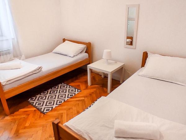 Whole Wide World Hostel : photo 2 de la chambre chambre lits jumeaux avec salle de bains commune