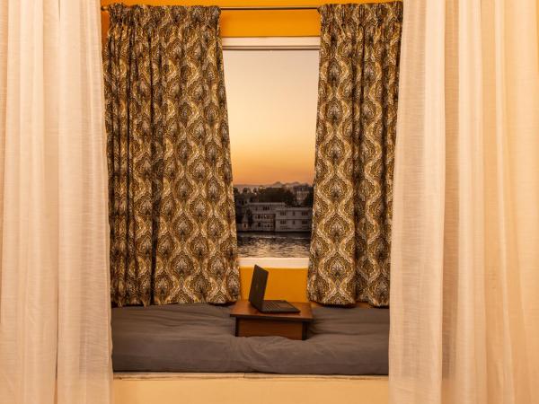 Hostel Mantra : photo 3 de la chambre lake view superior double bed private room ensuite