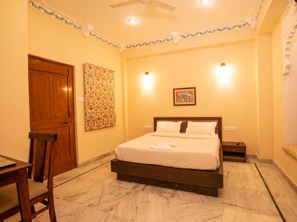 Hostel Mantra : photo 1 de la chambre chambre double de luxe avec salle de bains privative