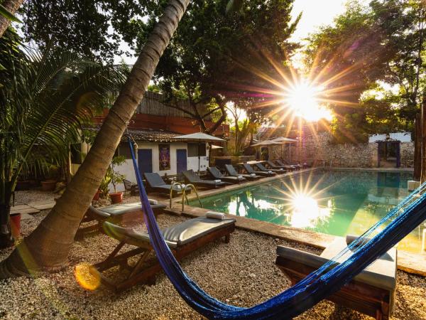 Che Nomadas Mérida Hostel Adults Only : photo 5 de la chambre chambre double lit king-size avec salle de bains privative