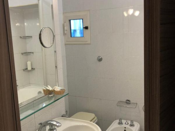 Hotel Cairoli : photo 10 de la chambre grande chambre quadruple