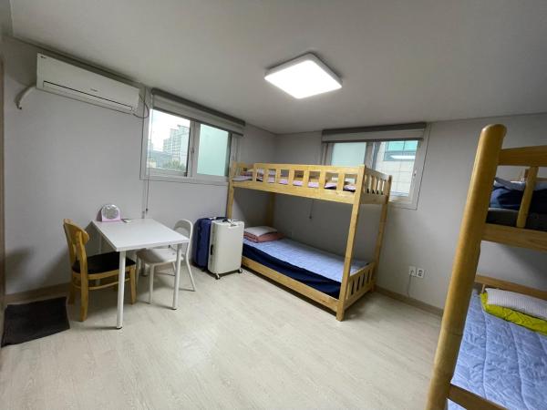 Twin Rabbit Guesthouse : photo 6 de la chambre chambre quadruple avec salle de bains privative