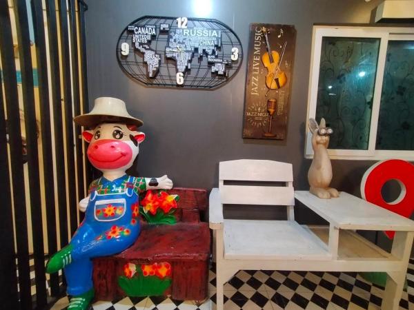 Ruenthip Homestay : photo 7 de la chambre chambre lit king-size - vue sur jardin