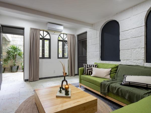 Sleeps 9, Outdoor Space, PingPong Table, in Villa : photo 4 de la chambre appartement