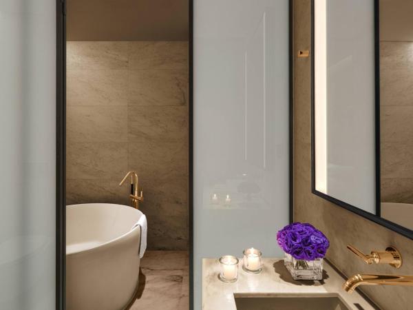 The Shanghai EDITION : photo 2 de la chambre chambre de luxe avec 2 lits queen-size.