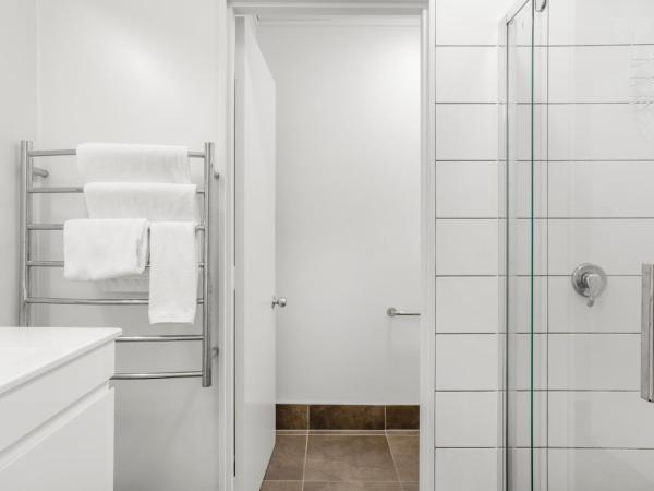 Capital Lodge Motor Inn : photo 3 de la chambre studio avec baignoire spa