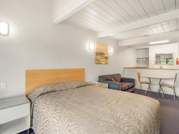 Capital Lodge Motor Inn : photo 7 de la chambre studio avec baignoire spa