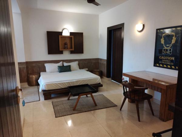 Aakritii Hotels : photo 1 de la chambre chambre lit king-size avec balcon