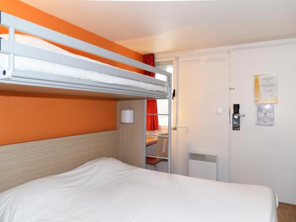 Premiere Classe Arles : photo 4 de la chambre chambre triple (1 lit double et 1 lit simple)