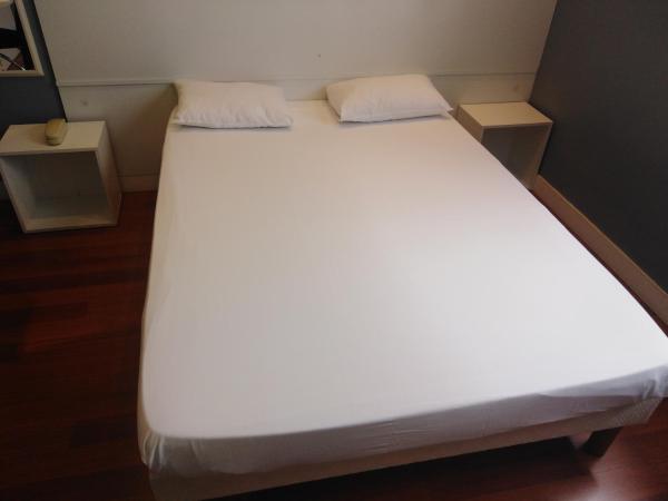 Hôtel Du Midi : photo 1 de la chambre petite chambre double