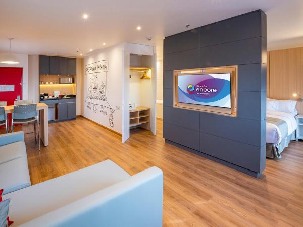 Ramada Encore by Wyndham Guadalajara Aeropuerto : photo 3 de la chambre suite lit king-size détente - non-fumeurs