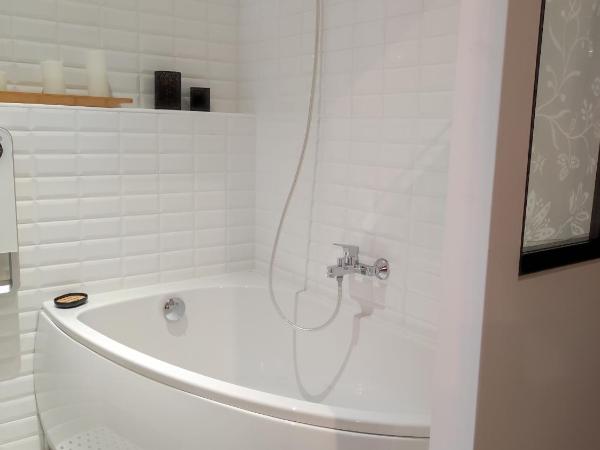 La Gourgasse Vieille : photo 5 de la chambre studio avec vue sur jardin