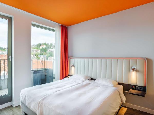 Park Inn by Radisson Stuttgart : photo 1 de la chambre chambre supérieure avec balcon