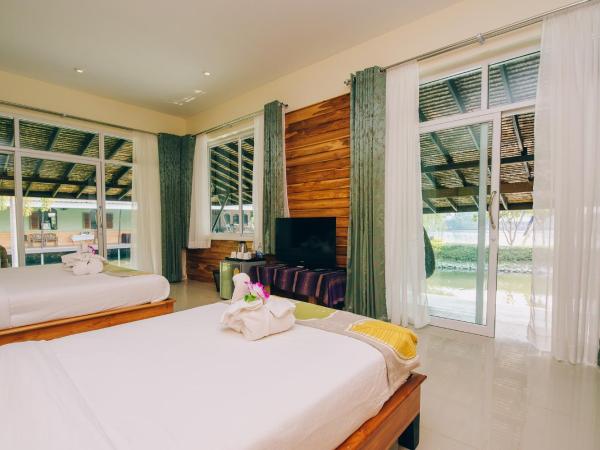 Good Times Resort Kanchanaburi : photo 5 de la chambre chambre triple deluxe - vue sur rivière