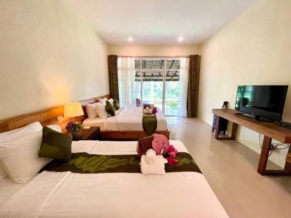 Good Times Resort Kanchanaburi : photo 8 de la chambre chambre triple de luxe avec vue sur la lagune