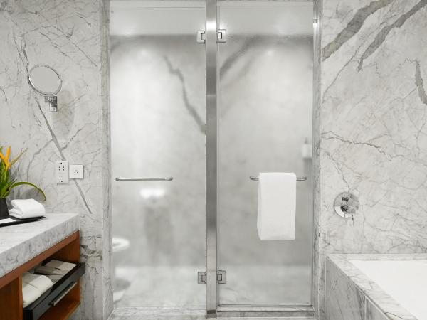 InterContinental Marine Drive Mumbai, an IHG Hotel : photo 3 de la chambre chambre premium avec lit king-size et vue sur la mer