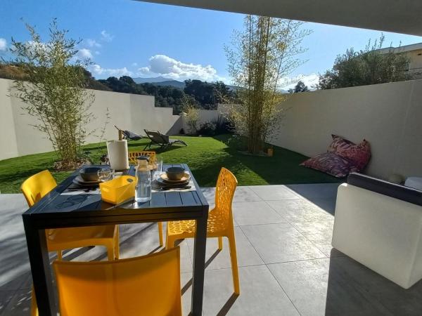 Domaine de Pacciolello - Porticcio : photo 10 de la chambre appartement - vue sur jardin