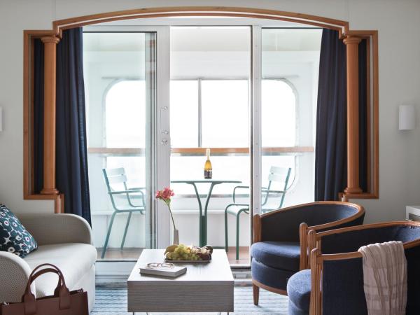 Silja Line ferry - Helsinki 2 nights return cruise to Stockholm : photo 1 de la chambre commodore cabin with balcony and sea view