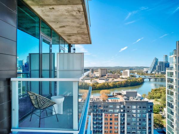 Upscale Rainey St Condo Homes - Peloton, gym, rooftop pool, wifi included : photo 5 de la chambre appartement avec balcon