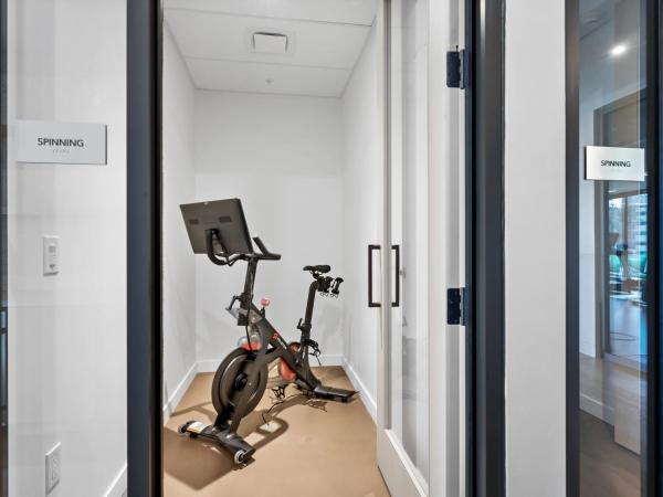 Upscale Rainey St Condo Homes - Peloton, gym, rooftop pool, wifi included : photo 2 de la chambre appartement - vue sur lac