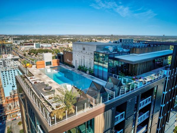 Upscale Rainey St Condo Homes - Peloton, gym, rooftop pool, wifi included : photo 3 de la chambre appartement - vue sur lac