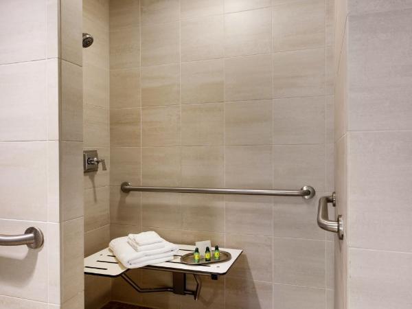 Colcord Hotel Oklahoma City, Curio Collection by Hilton : photo 4 de la chambre chambre lit king-size de luxe avec douche accessible en fauteuil roulant - adaptée aux personnes à mobilité réduite/malentendantes