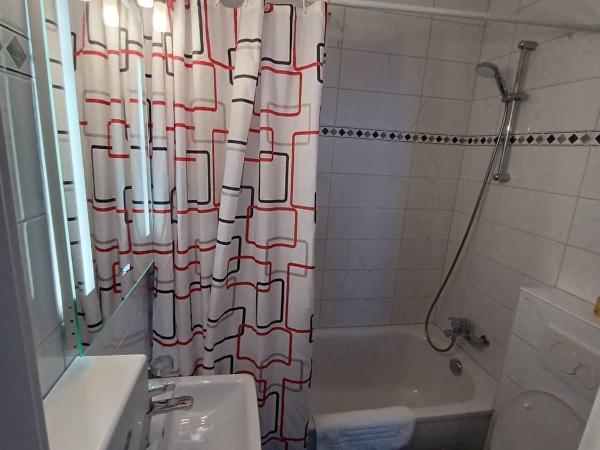 Zentrum Haus Davos : photo 6 de la chambre chambre familiale avec salle de bains