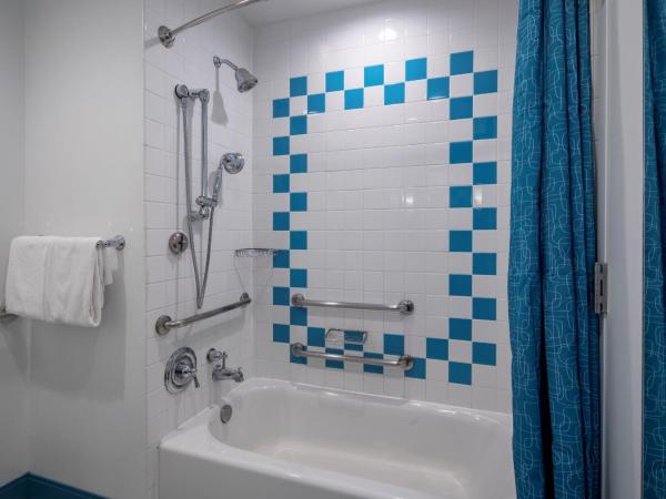 Universal's Cabana Bay Beach Resort : photo 2 de la chambre chambre standard avec baignoire accessible aux personnes à mobilité réduite, norme ada (accès anticipé au parc inclus)