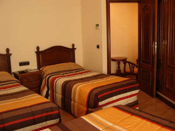 Hostal Granada : photo 3 de la chambre chambre familiale avec balcon