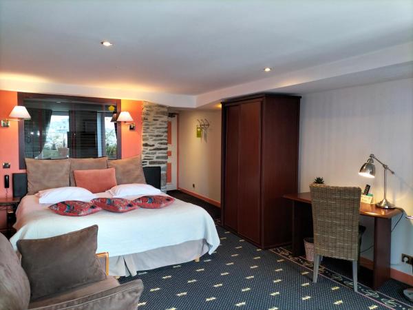 Logis HOTEL RESTAURANT La Régence : photo 1 de la chambre chambre double / lits jumeaux supérieure avec vue sur le port