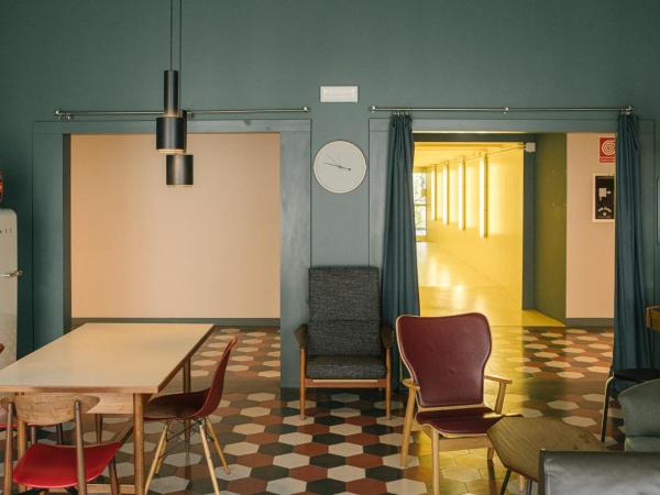 casaBASE : photo 7 de la chambre chambre double ou lits jumeaux avec salle de bains commune