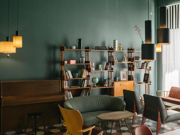 casaBASE : photo 2 de la chambre chambre double ou lits jumeaux avec salle de bains commune