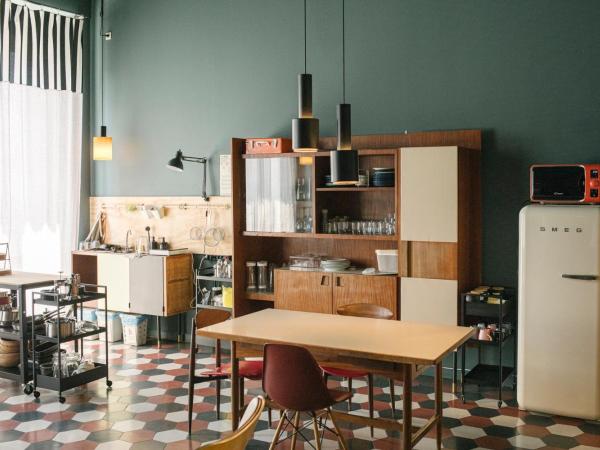 casaBASE : photo 6 de la chambre chambre double ou lits jumeaux avec salle de bains commune