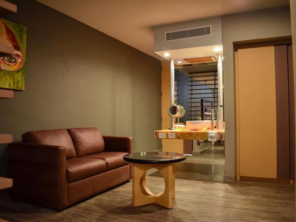 Ramada by Wyndham Mexico City Santa Fe : photo 5 de la chambre suite 1 lit king-size et terrasse - non-fumeurs