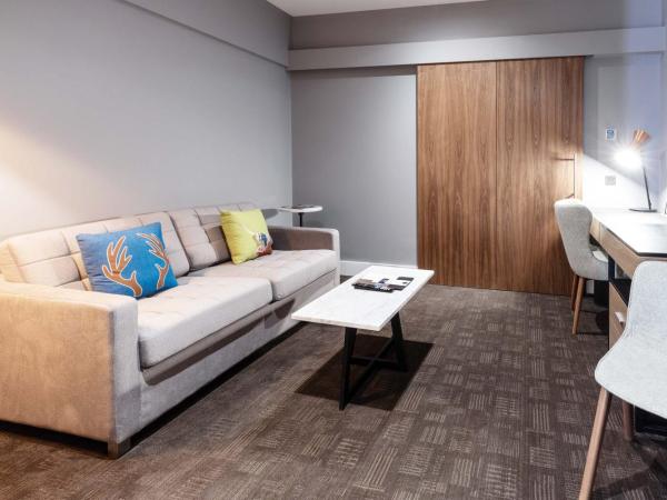 Sandman Signature Aberdeen Hotel & Spa : photo 7 de la chambre suite, 1 king bed, sofa bed, kitchenette