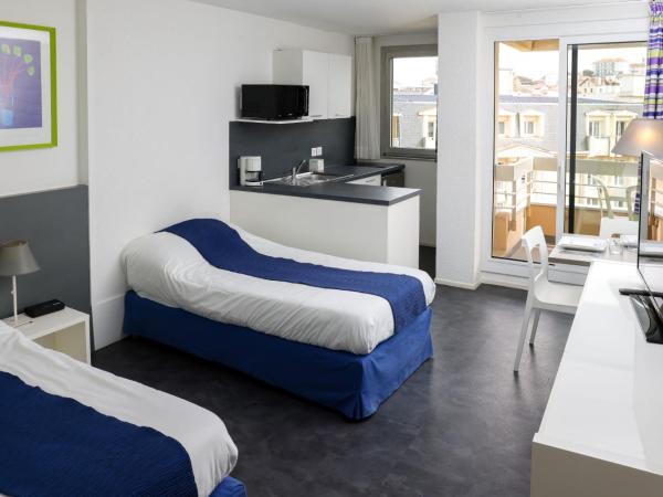 Résidence Victoria Surf : photo 3 de la chambre studio côté ville avec balcon