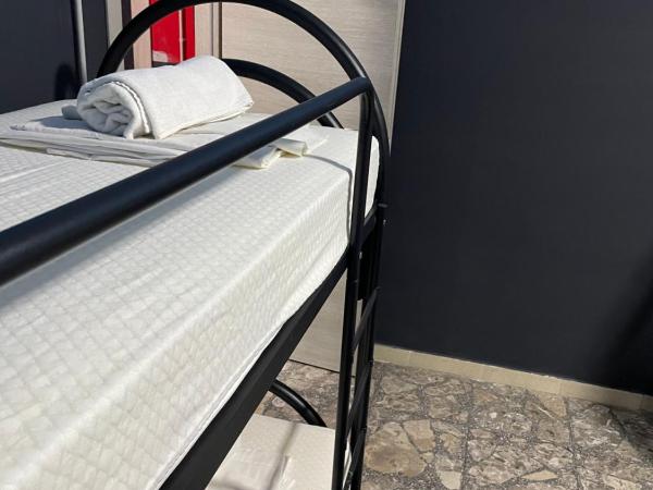 Alexander hostel : photo 5 de la chambre lit simple dans dortoir pour hommes avec salle de bains commune