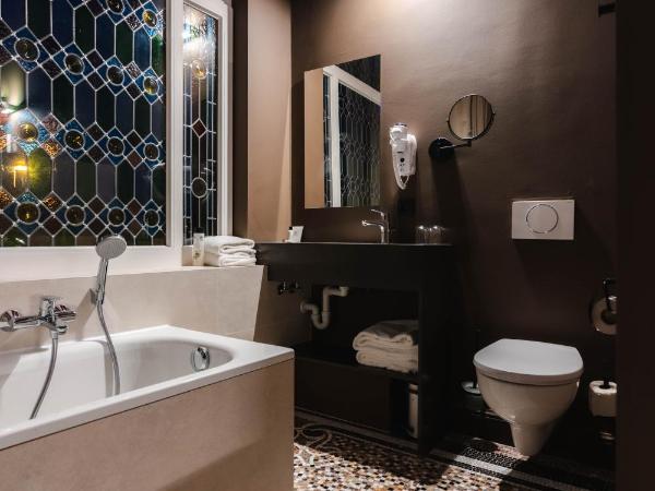 Golden Tree Hotel : photo 2 de la chambre hébergement double confortable avec salle de bains ouverte