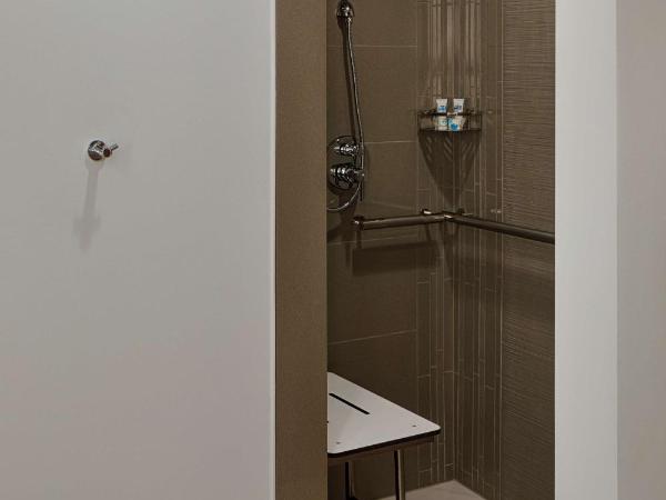 Hyatt House Columbus OSU Short North : photo 1 de la chambre den king room with accessible roll-in shower