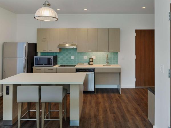 Hyatt House Columbus OSU Short North : photo 5 de la chambre one-bedroom suite with two queen beds, kitchen and accessible tub