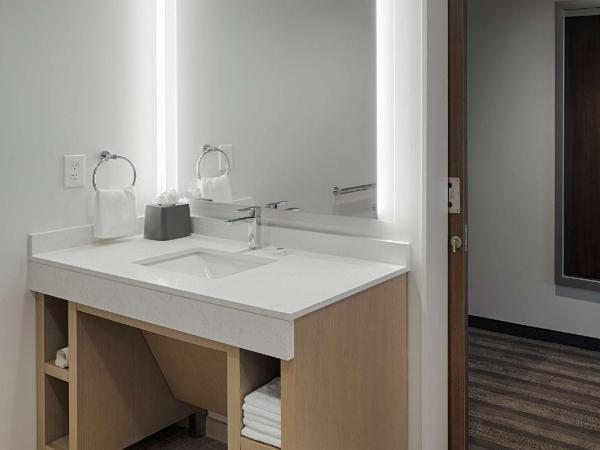 Hyatt House Columbus OSU Short North : photo 3 de la chambre den king room with accessible roll-in shower