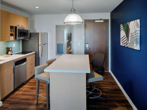 Hyatt House Columbus OSU Short North : photo 2 de la chambre suite 1 chambre avec 2 lits queen-size et canapé-lit